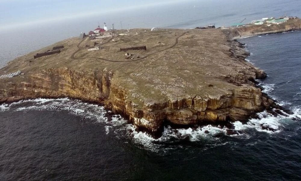 Ρωσία: ''Ως κίνηση καλής θέλησης αποχωρούμε από το Φιδονήσι''- Ουκρανία: ''Δεν είναι έτσι, τους βομβαρδίσαμε''